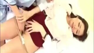 Doutor japonês com grandes mamas bonitas fodida por seu paciente
